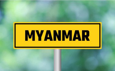 Bulanık arkaplanda Myanmar yol işareti