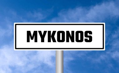 Gökyüzü arka planında Mykonos yol işareti