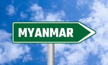 Mavi gökyüzü arka planında Myanmar yol işareti