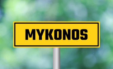 Bulanık arkaplanda Mykonos yol işareti
