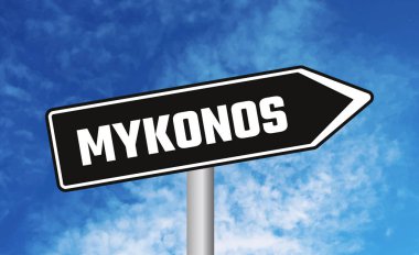Gökyüzü arka planında Mykonos yol işareti