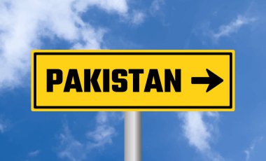 Mavi arka planda Pakistan yol tabelası