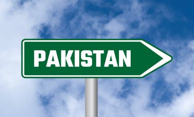 Mavi arka planda Pakistan yol tabelası