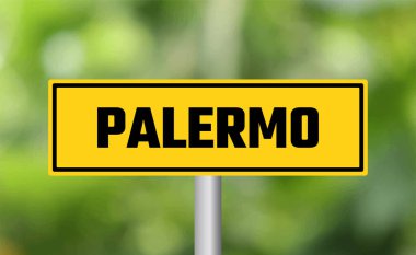 Bulanık arkaplanda Palermo yol işareti