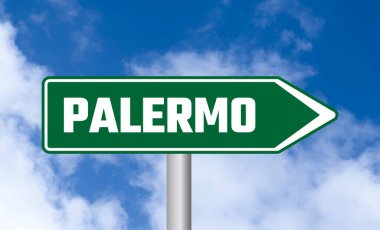 Bulutlu arkaplanda Palermo yol işareti