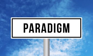 Gökyüzü arka planında paradigm yol işareti