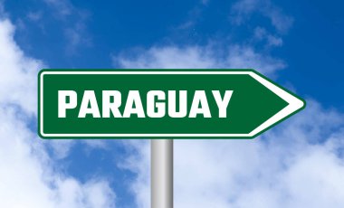 Mavi gökyüzü arka planında Paraguay yol işareti