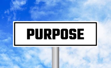 Bulutlu arkaplanda yol işareti