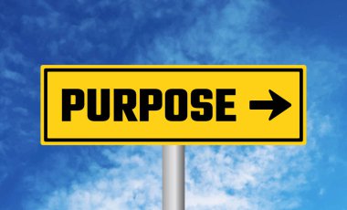 Bulutlu arkaplanda yol işareti