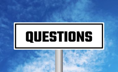 Mavi gökyüzü arka planında sorular yol işareti