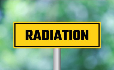 Bulanık arkaplanda radyasyon yol işareti