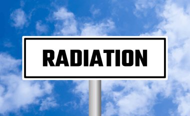 Bulutlu arkaplanda radyasyon yol işareti