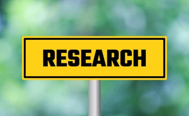 Bulanık arkaplanda yol işaretleri ara