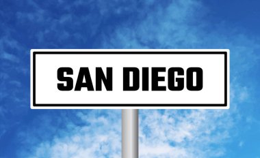 Arka planda San Diego yol tabelası