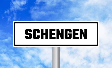 Mavi gökyüzü arka planında Schengen yol işareti
