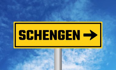 Mavi gökyüzü arka planında Schengen yol işareti