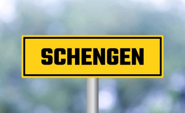Bulanık arkaplanda Schengen yol işareti