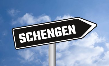 Mavi gökyüzü arka planında Schengen yol işareti