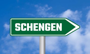 Mavi gökyüzü arka planında Schengen yol işareti
