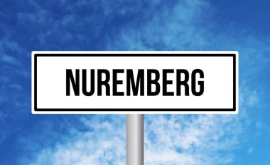Mavi gökyüzü arka planında Nuremberg yol işareti