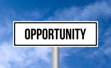 Bulutlu arkaplanda Opportunity yol işareti