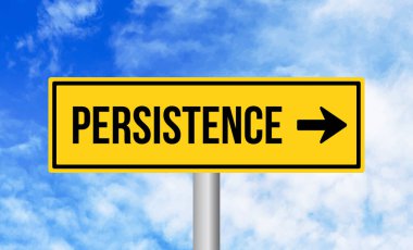 Bulutlu arkaplanda ısrarcı yol işareti