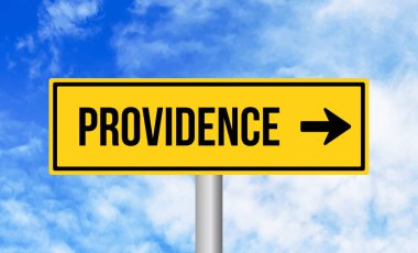 Mavi gökyüzü arka planında Providence yol tabelası