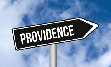 Mavi gökyüzü arka planında Providence yol tabelası