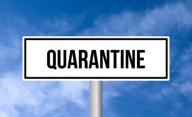 Gökyüzü arka planında karantina yol işareti
