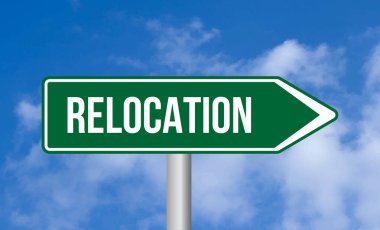 Gökyüzü arka planında yeniden konumlandırma yol işareti