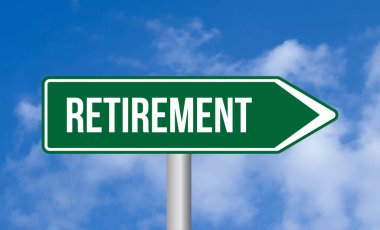 Bulutlu arkaplanda emeklilik tabelası