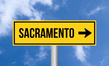 Gökyüzü arka planında Sacramento yol işareti