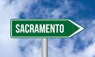 Gökyüzü arka planında Sacramento yol işareti