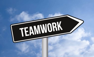 Gökyüzü arka planında takım çalışması yol işareti