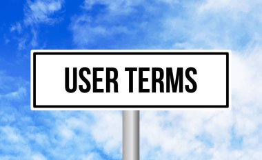 Bulutlu arkaplanda kullanıcı terimleri yol işareti