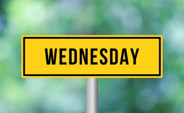 Arka planda Çarşamba yol tabelası