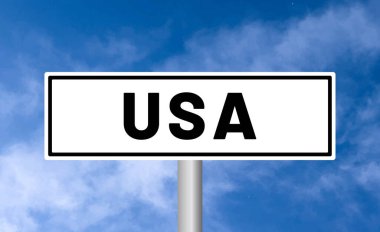 Gökyüzü arka planında Usa yol işareti