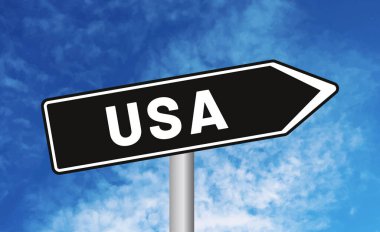 Gökyüzü arka planında Usa yol işareti