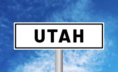 Bulutlu arka planda Utah yol tabelası