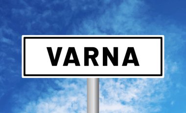 Mavi gökyüzü arka planında Varna yol işareti