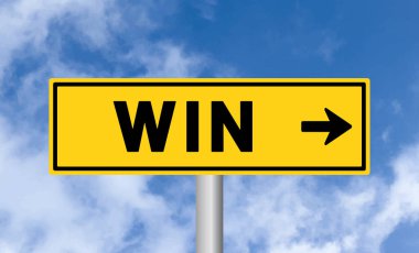 Gökyüzü arka planında yol işareti kazan