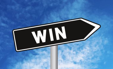 Gökyüzü arka planında yol işareti kazan