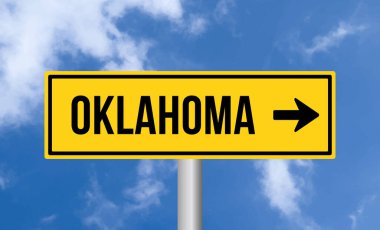 Bulutlu arka planda Oklahoma yol tabelası