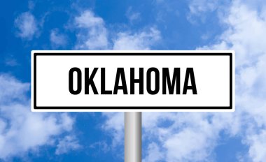 Bulutlu arka planda Oklahoma yol tabelası