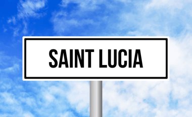 Bulutlu arka planda Saint Lucia yol tabelası
