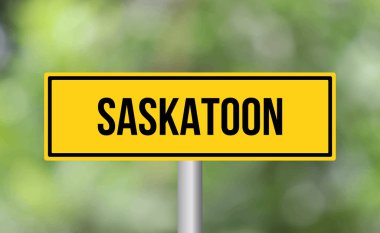 Arka planda Saskatoon yol tabelası