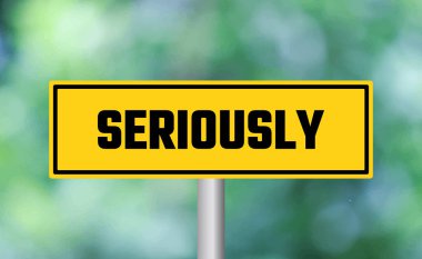 Bulanık arkaplanda ciddi yol işareti