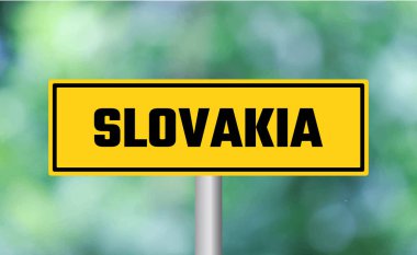 Bulanık arkaplanda Slovakya yol işareti