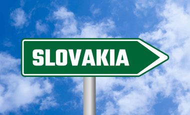 Gökyüzü arka planında Slovakya yol işareti