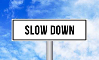 Bulutlu arkaplanda yavaş yol işareti